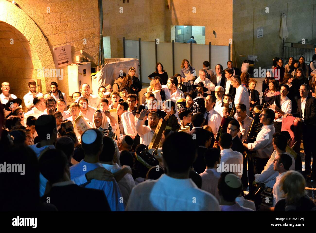 Simchat Torah è una festa ebraica che segna il completamento della Torah annuale del ciclo di lettura. Foto Stock