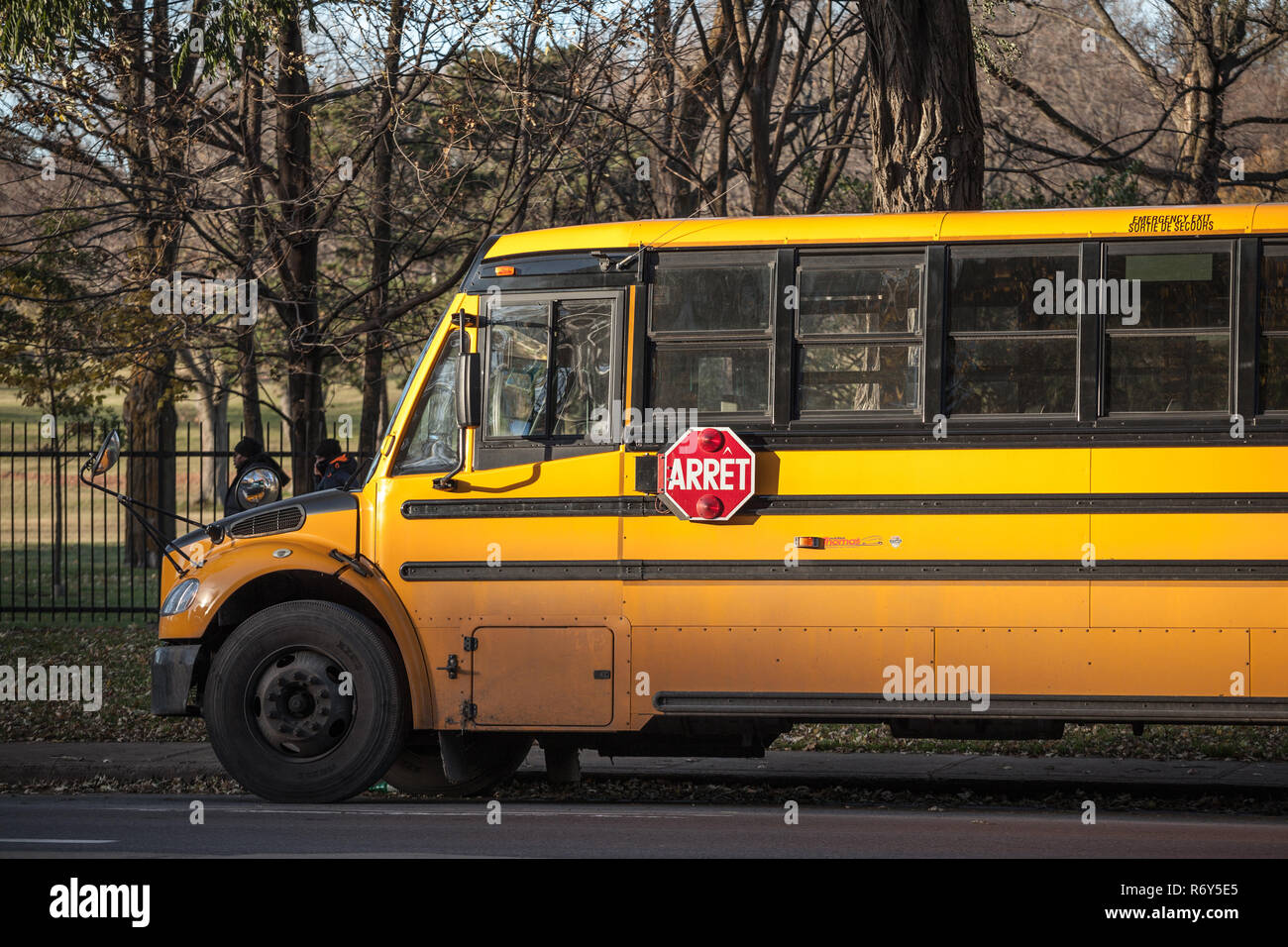 MONTREAL, Canada - 4 Novembre 2018: North American Yellow School Bus parcheggiato in attesa per gli studenti, con il testo tradotto in francese, secondo F Foto Stock