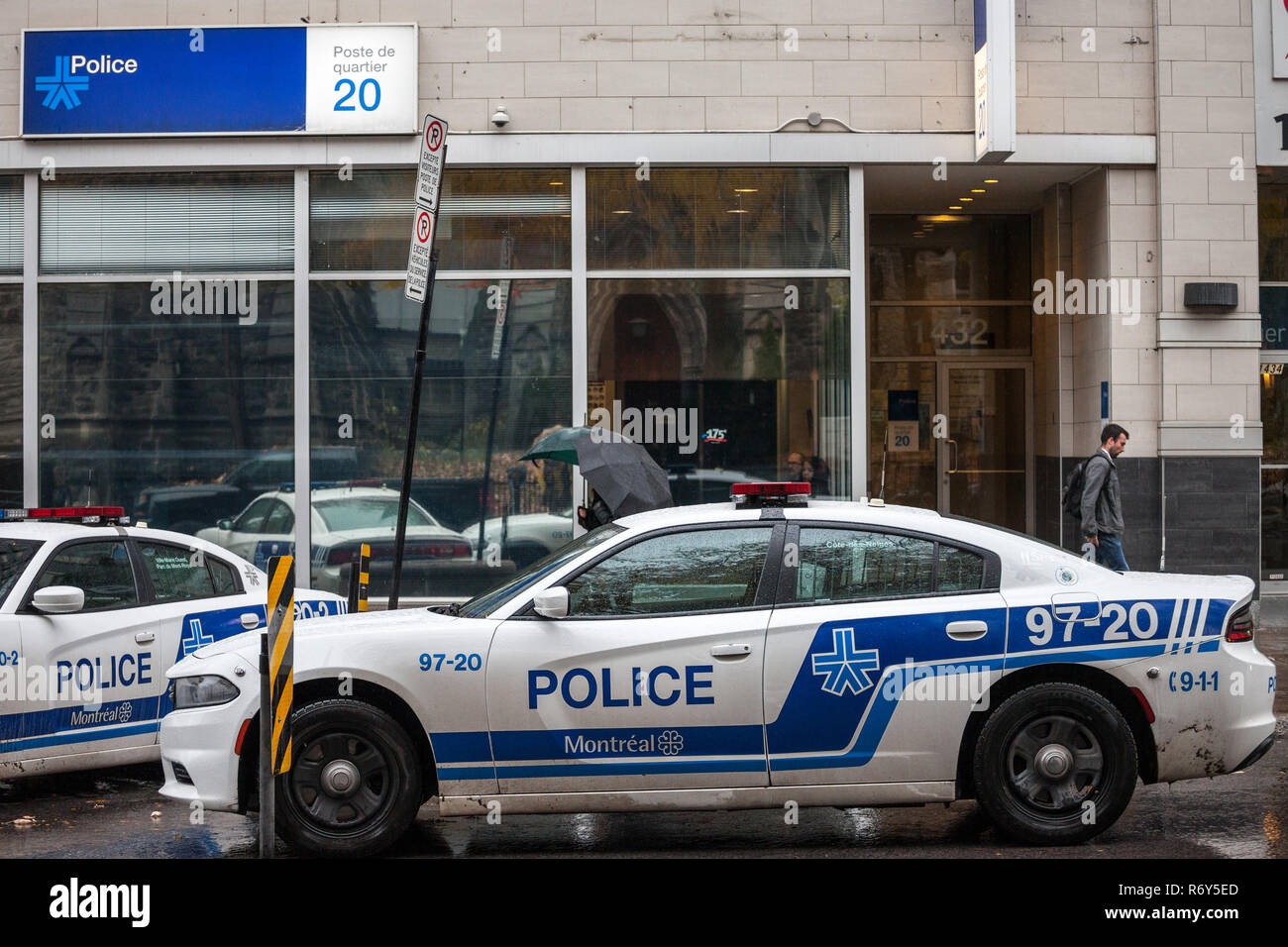 MONTREAL, Canada - 5 Novembre 2018: due Montreal Servizio di Polizia (SPVM) automobili in piedi di fronte a una stazione di polizia locale. Il SPVM è il Mo comunale Foto Stock