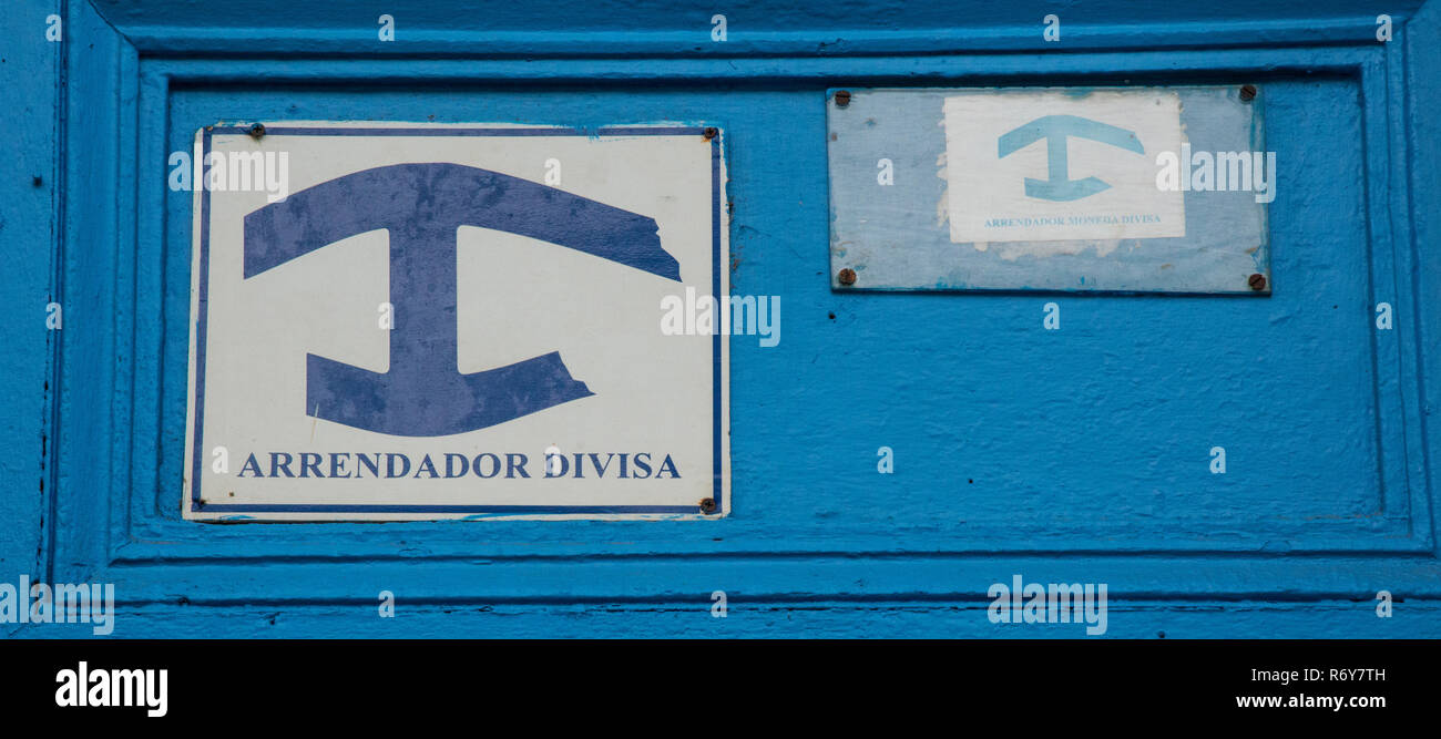 Arrendador Divisa segno su una porta in Trinidad, Cuba Foto Stock