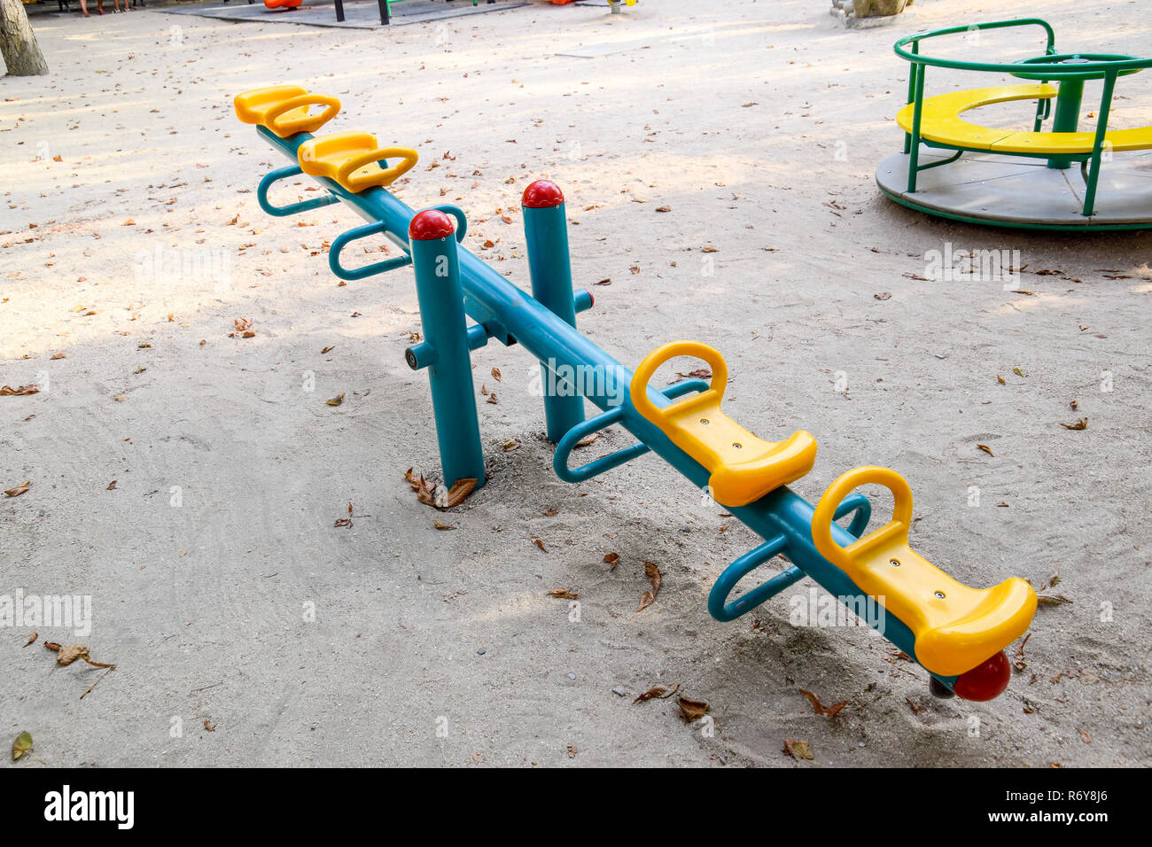 Per i bambini, dondolo bilanciatore di oscillazione sul parco giochi Foto  stock - Alamy