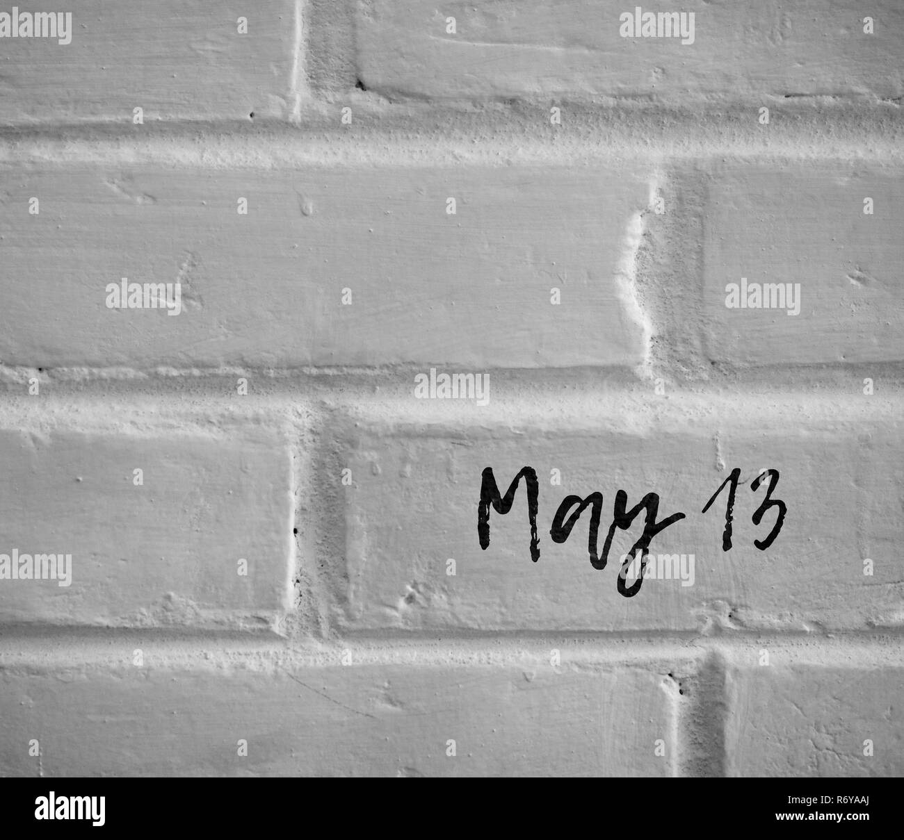 Maggio 13 parole scritte sulla pianura bianco muro di mattoni Foto Stock