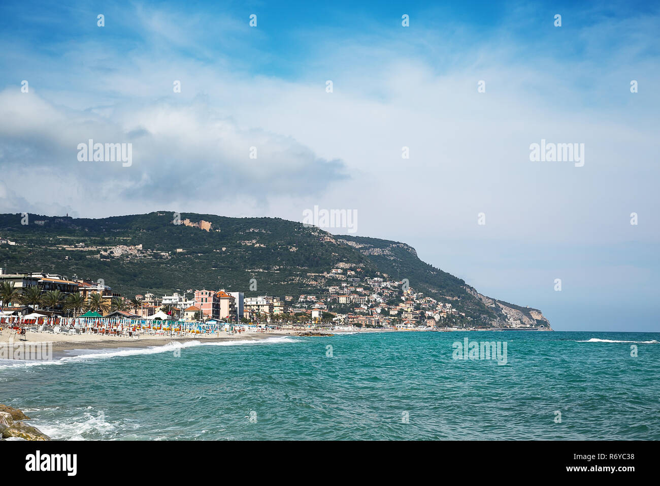 Splendida vista panoramica sulla costa e sul mare blu texture in primo piano. Pietra Ligure, Liguria, regione di Genova, Riviera Italiana Foto Stock