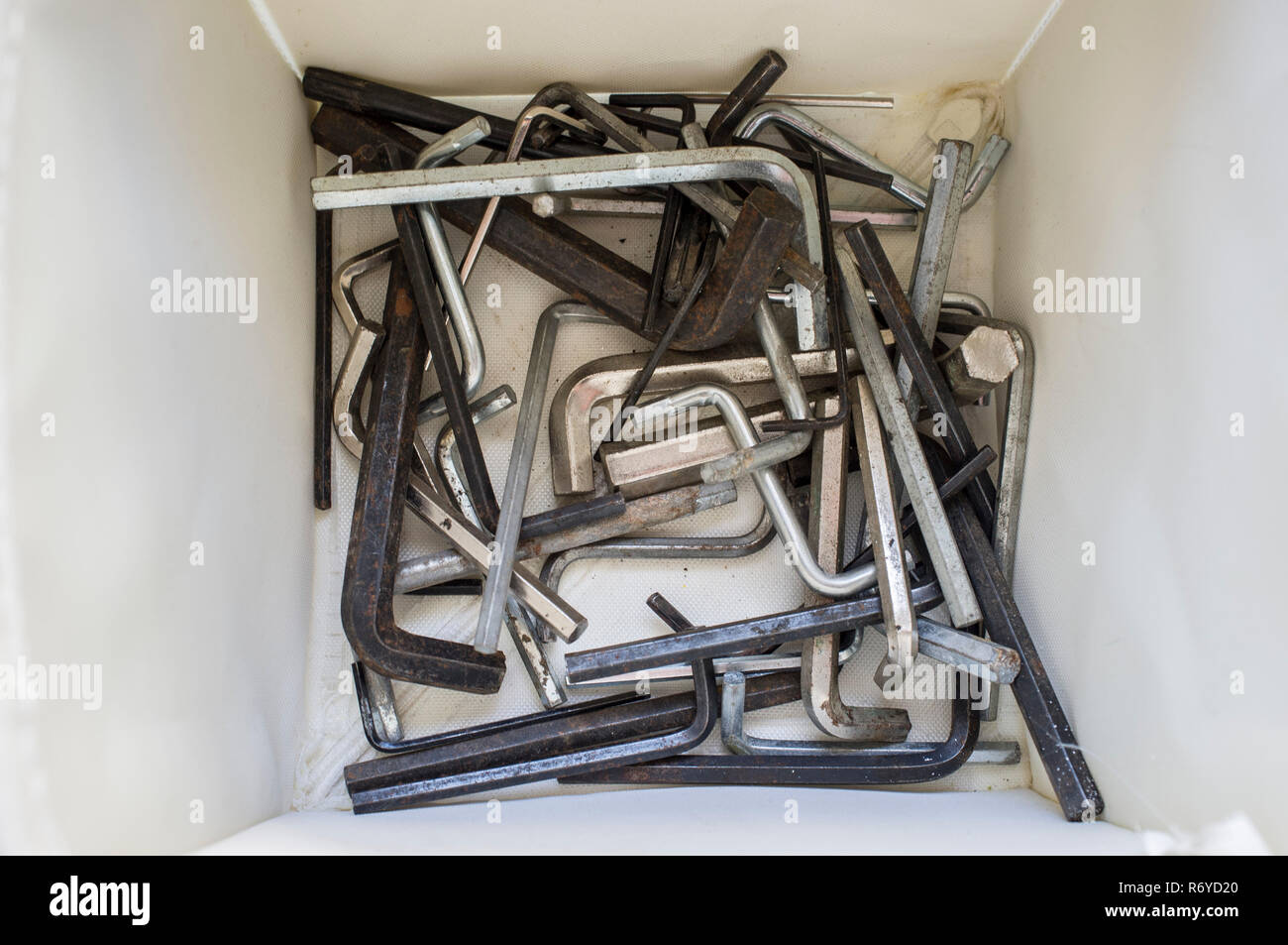 Scatola piena di utilizzate chiavi esagonali per utenti finali mobili di assemblaggio Foto Stock