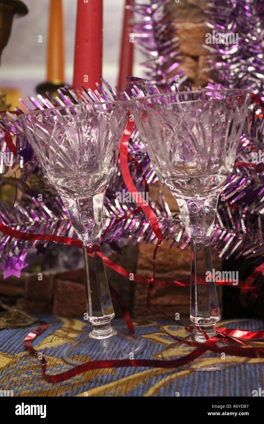 Due vetro cristallo in rosa tinsel preparare per la celebrazione del Natale e del nuovo anno Foto Stock