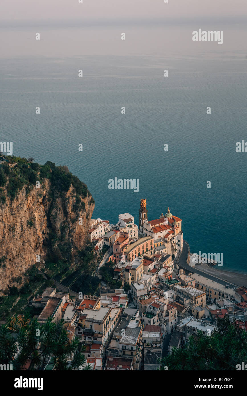Vista di Atrani sulla Costiera Amalfitana, in Campania, Italia Foto Stock
