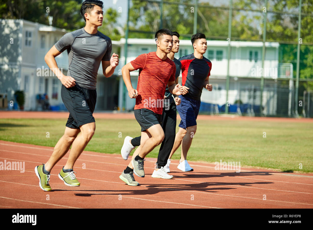 Quattro giovani asiatici via e agli atleti racing competono uno contro l'altro. Foto Stock