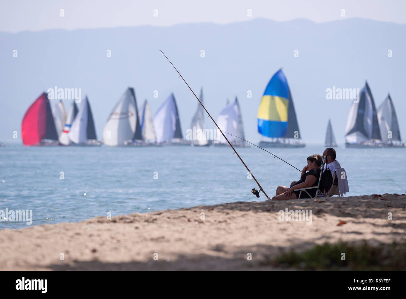 I pescatori per godersi la spiaggia a Ilhabela come barche a vela da passare da SE IL BRASILE Foto Stock