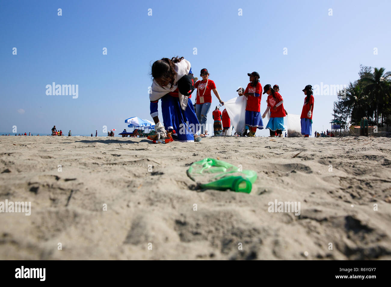 Volontari ripulire il Saint Martin's isola mare spiaggia come pert di International Coastal Cleanup organizzato da Keokradong Bangladesh, il coordin Foto Stock