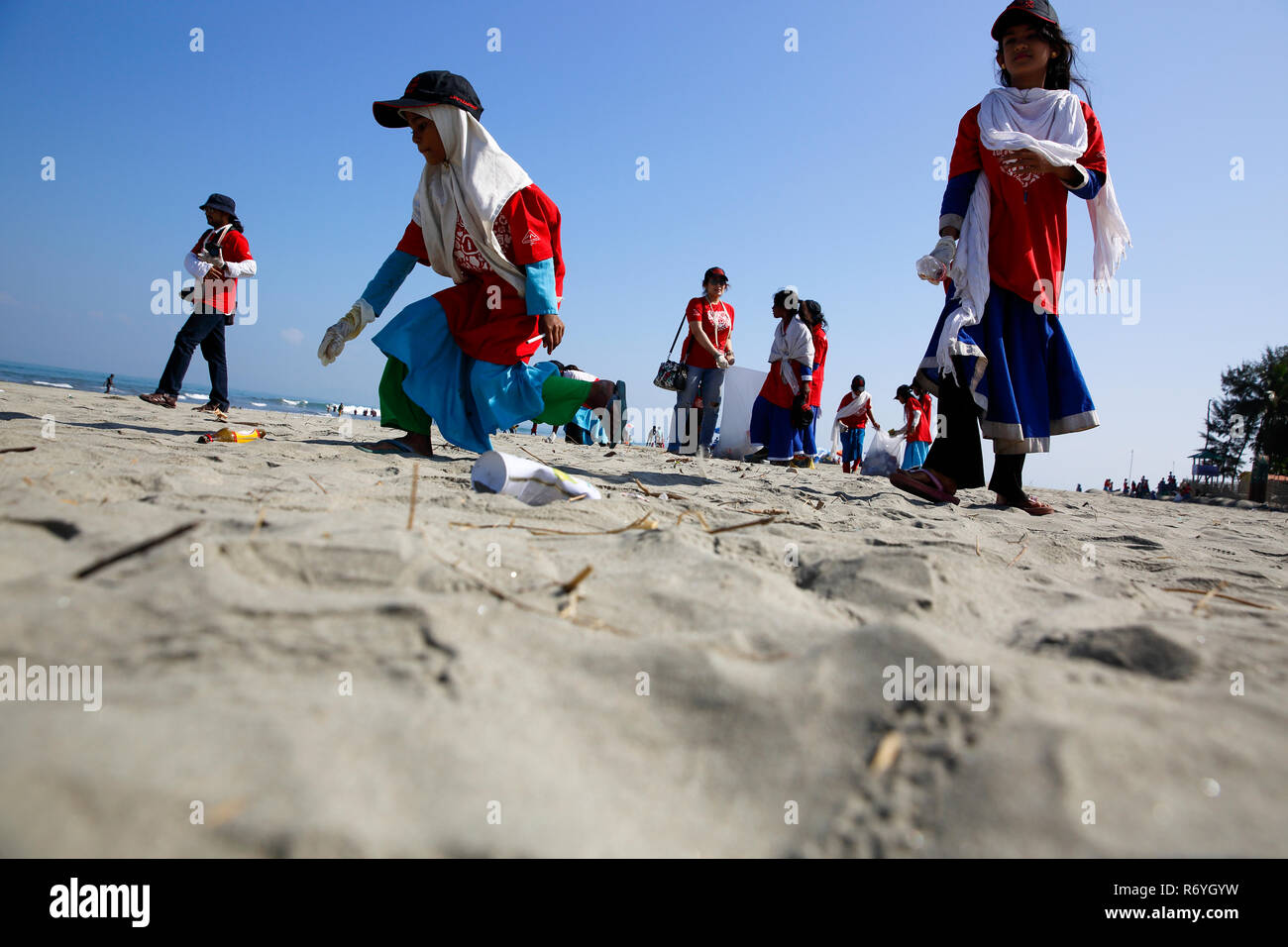Volontari ripulire il Saint Martin's isola mare spiaggia come pert di International Coastal Cleanup organizzato da Keokradong Bangladesh, il coordin Foto Stock
