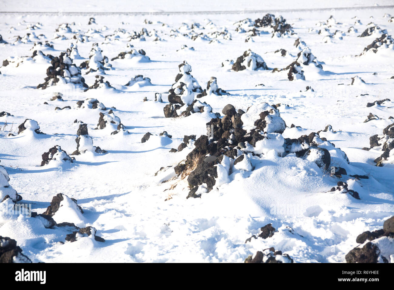 Vista Laufskalavarda durante il periodo invernale che è una cresta di lava, circondato da stone cairns, tra la Holmsa Skalma e fiumi Foto Stock