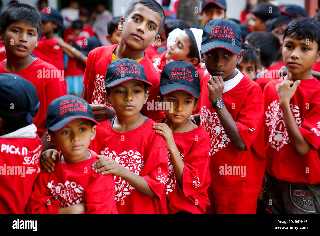 Gli studenti della scuola pronti per la Costiera Internazionale programma di pulitura in Saint Martin's Island organizzato da Keokradong Bangladesh, il coordinatore o Foto Stock