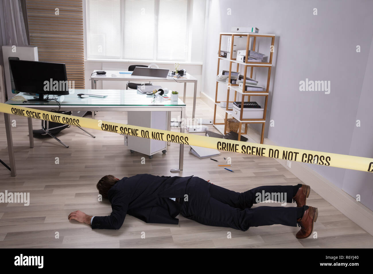 Morto il corpo dell Uomo sdraiato sul pavimento Foto Stock