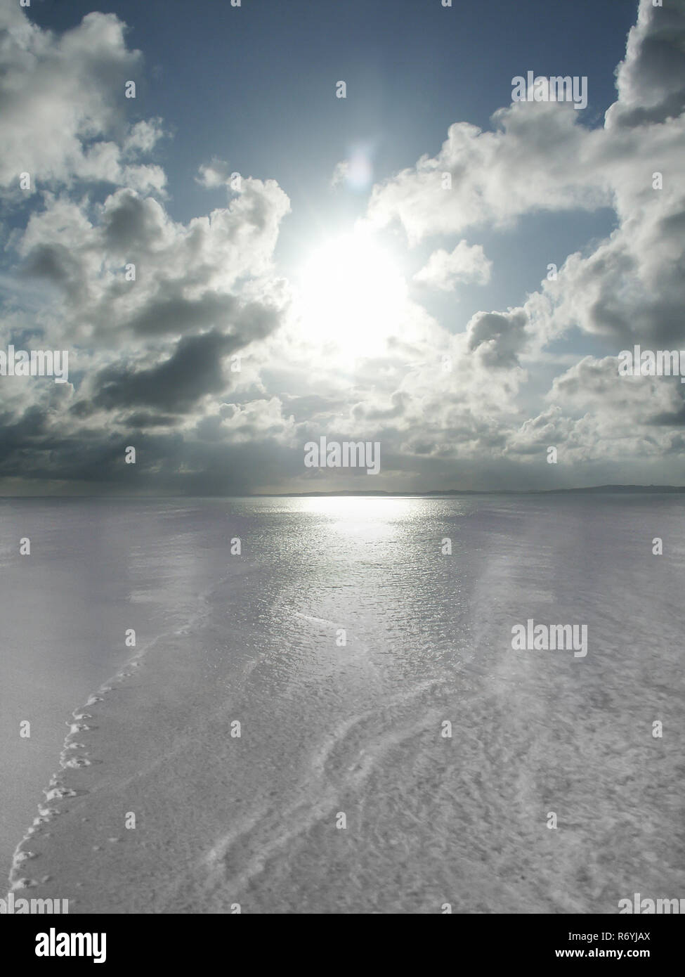 Calma la bassa marea. Conceptual il tramonto o l'alba in mare o oceano orizzonte Foto Stock