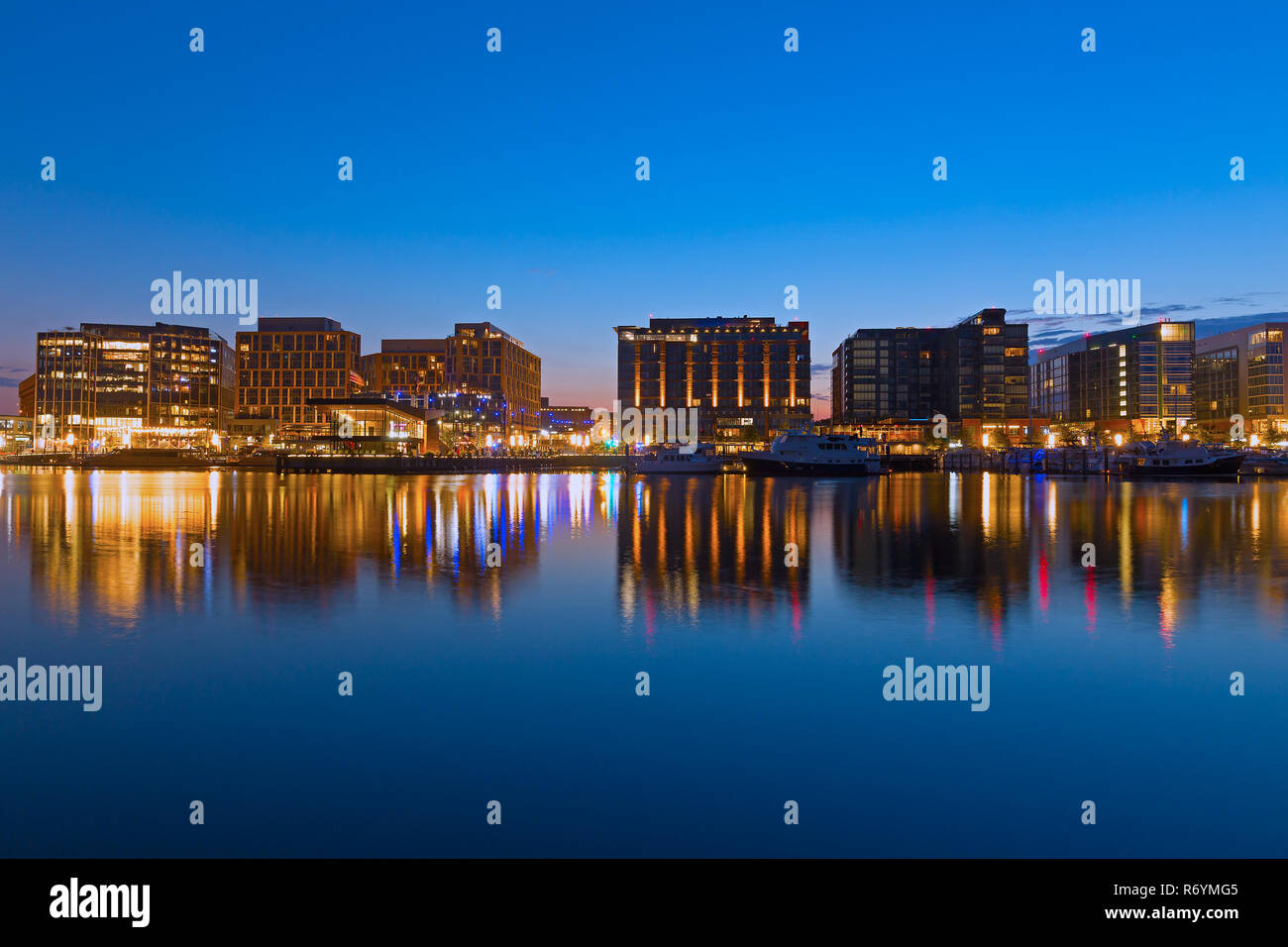 Il Molo della capitale statunitense di notte. La Wharf si trova lungo il canale di Washington, appena a sud del National Mall. Foto Stock