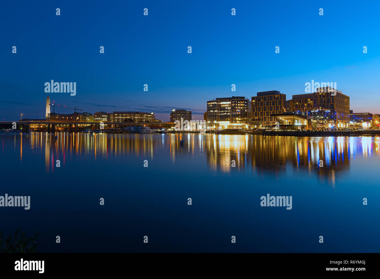 La Wharf in DC di Washington di notte. La Wharf si trova lungo il canale di Washington, appena a sud della nazionale Foto Stock