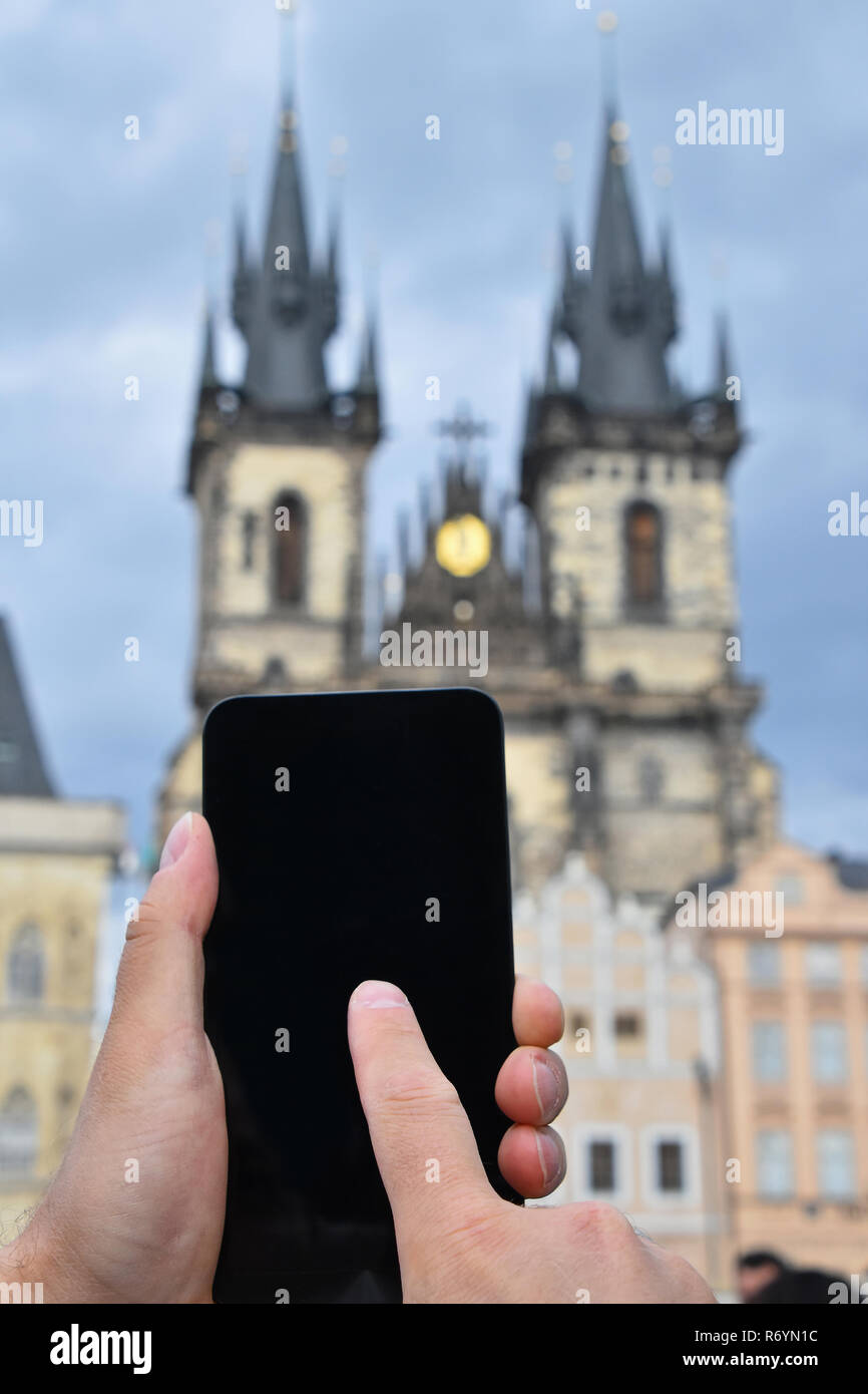 Man mano sta immagine di Praga con il telefono Foto Stock