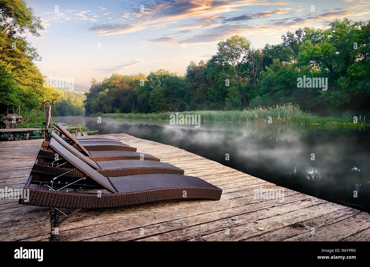 Chaise longues vicino al fiume Foto Stock