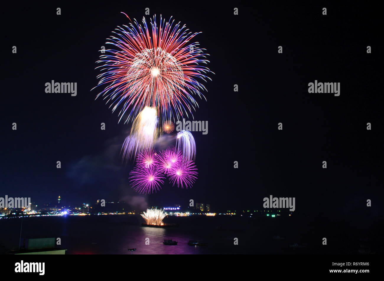 Fuochi d'artificio a Pattaya Beach, Thailandia Foto Stock