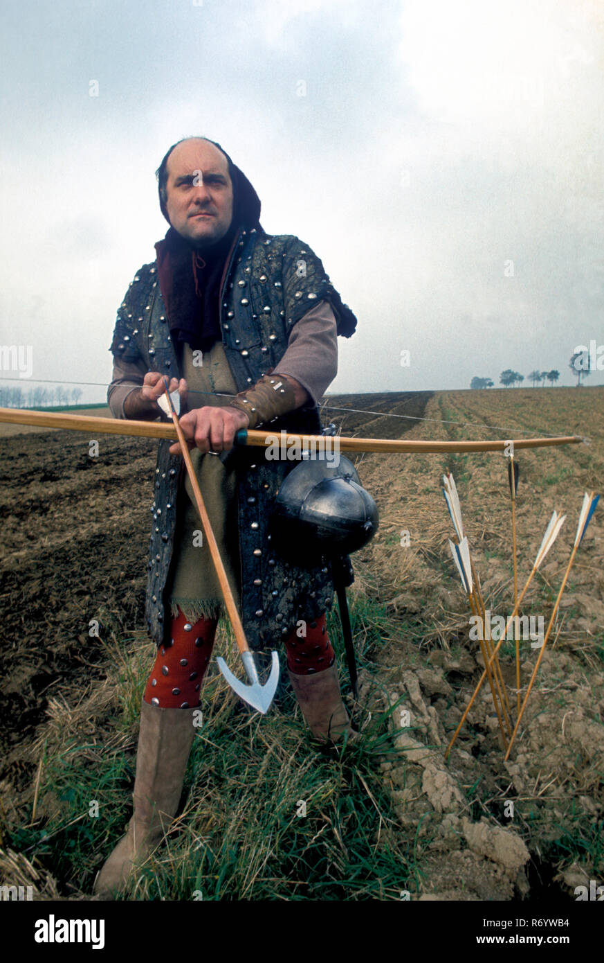 Reanactor storico.Italiano Longbow archer sul campo di battaglia di Agincourt Francia Foto Stock