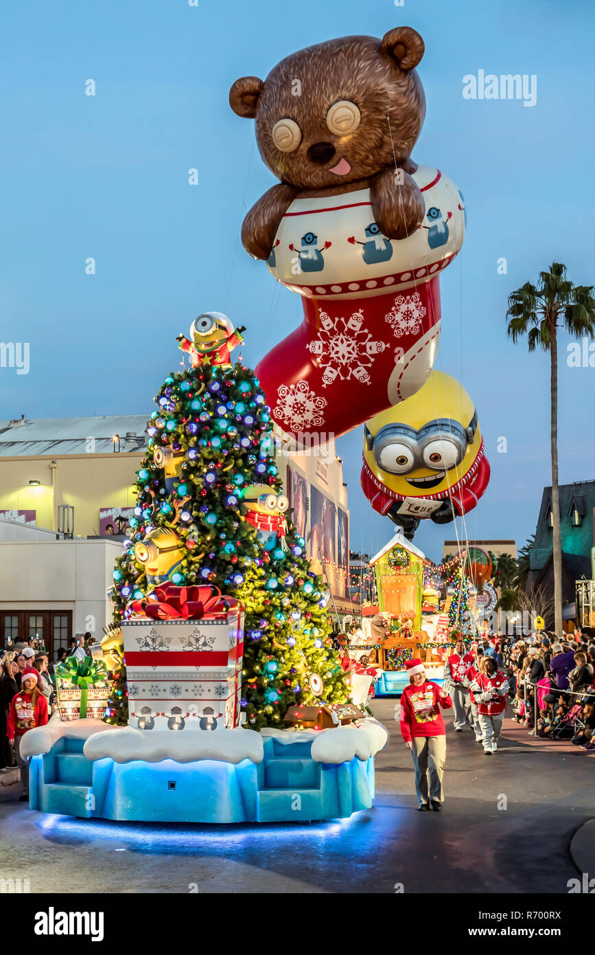 Immagini Minions Natale.Orlando Florida Dicembre 2017 E Tempo Di Natale Con I Minion Palloncino A Universal S Holiday Parade Dotate Di Macy S Foto Stock Alamy