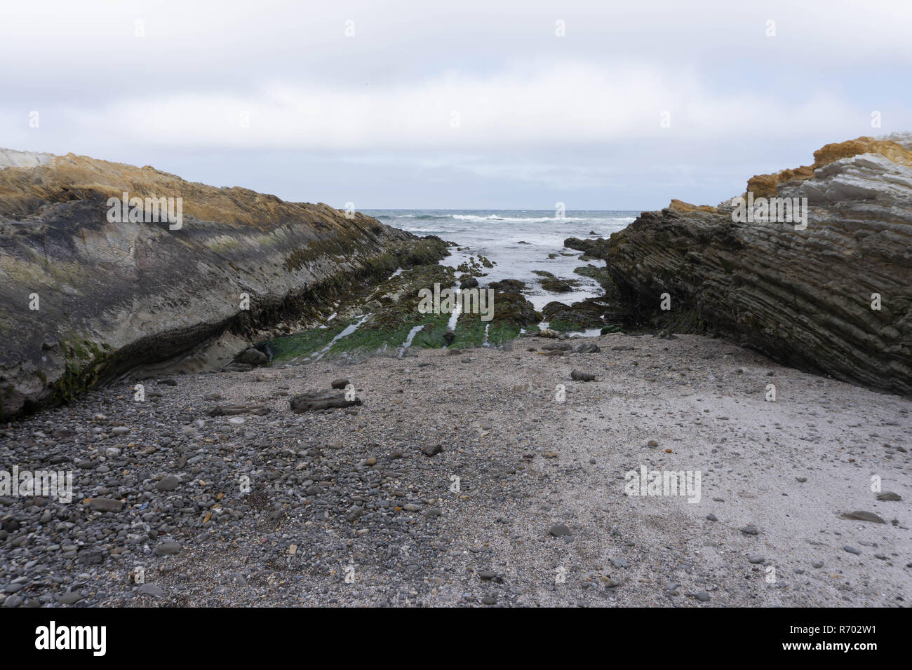 Oceano Pacifico come si vede da una spiaggia rocciosa di Monterey in California Foto Stock