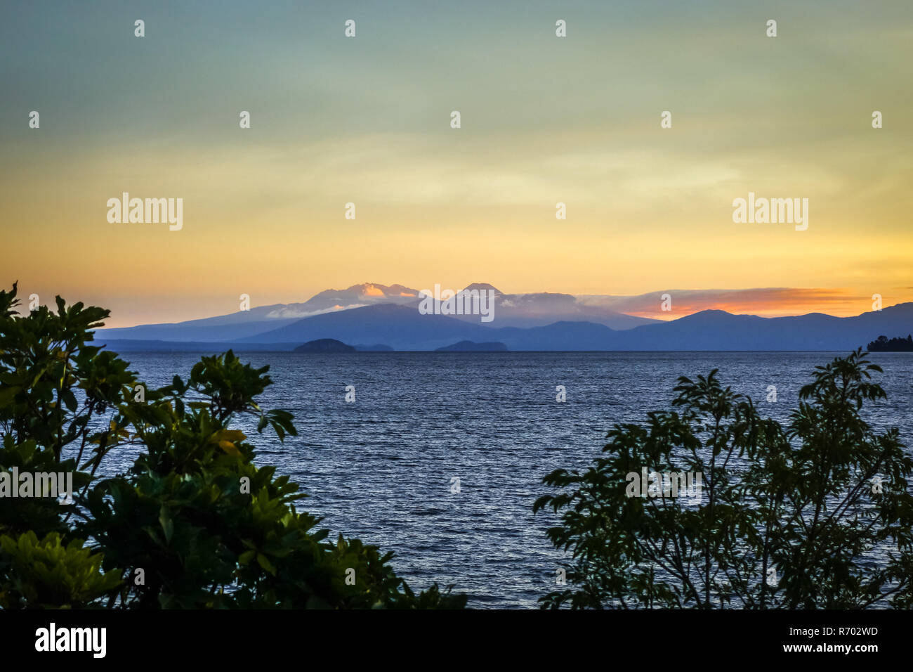 Il lago Taupo e vulcano Tongariro al tramonto, Nuova Zelanda Foto Stock