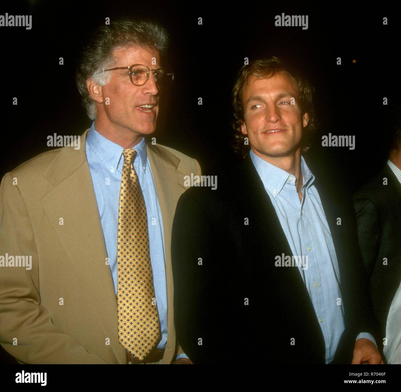 BEVERLY HILLS, CA - Aprile 6: Attore Ted Danson e attore Woody Harrelson frequentare la 'proposta indecente' Premiere il 6 aprile 1993 presso il Samuel Goldwyn Theater di Beverly Hills, la California. Foto di Barry re/Alamy Stock Photo Foto Stock