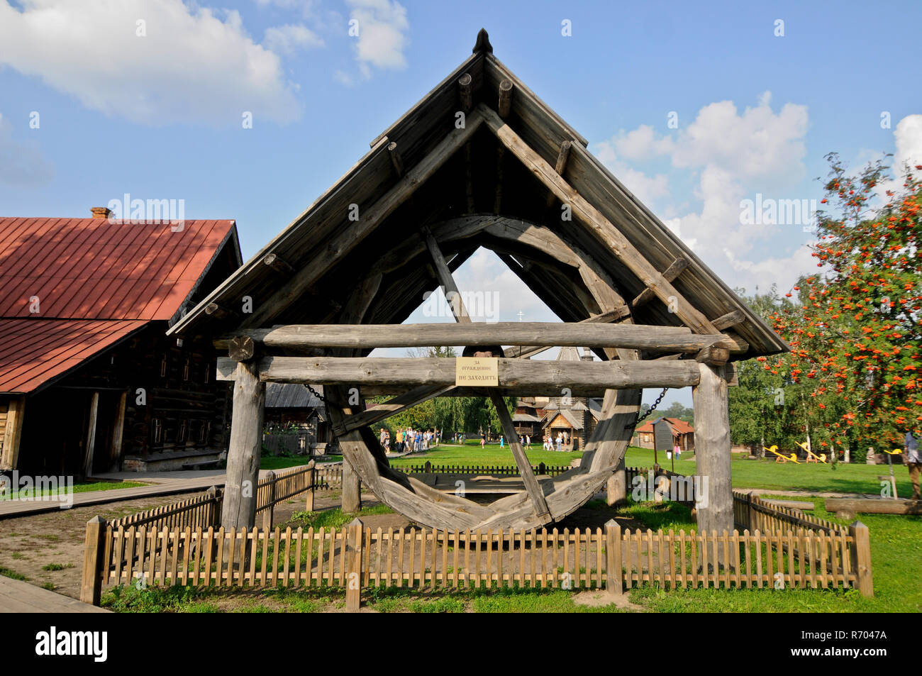 Museo di Architettura in Legno e vita contadina - legno antico mulino. Suzdal, Russia Foto Stock