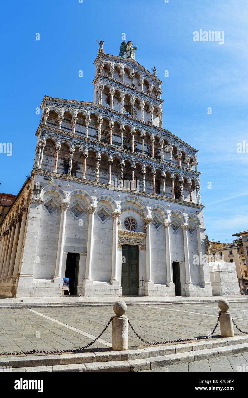 Basilica di San Michele in Foro con la statua di San Michele Arcangelo arroccato in cima a Lucca. Italia Foto Stock