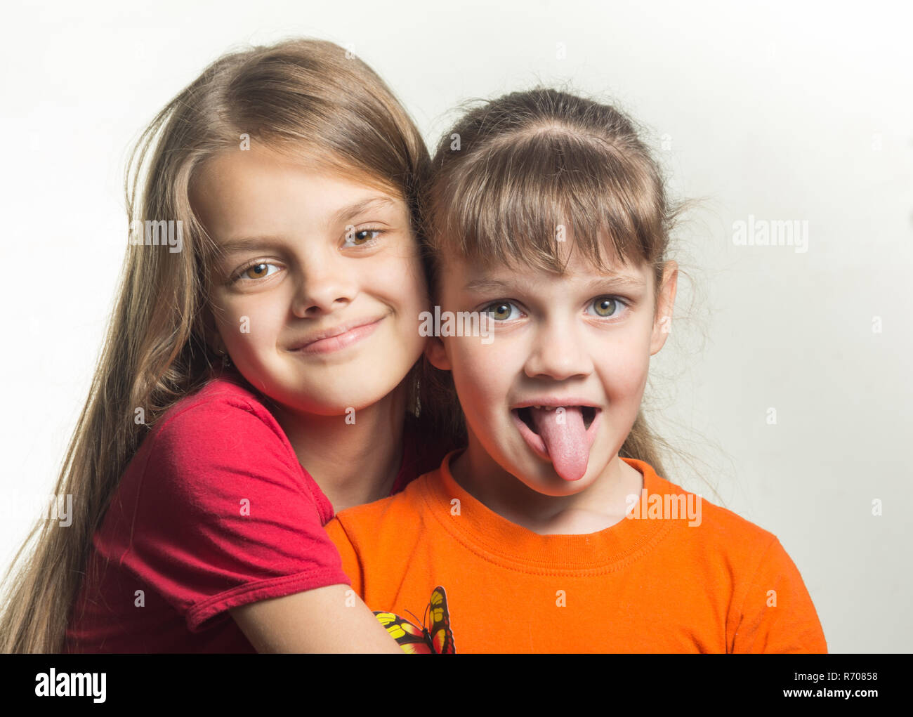 Ritratto di due sorelle divertendosi guardando il telaio Foto Stock