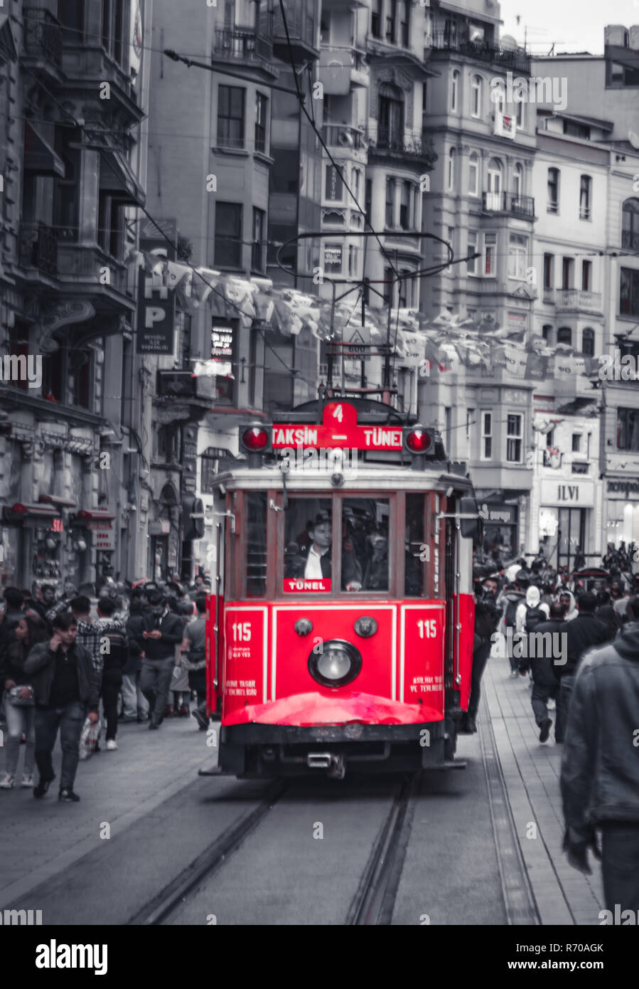Lo storico tram rosso su Istiklal Caddesi, una delle strade dello shopping piu' trafficate in Taksim Istanbul, Turchia Foto Stock