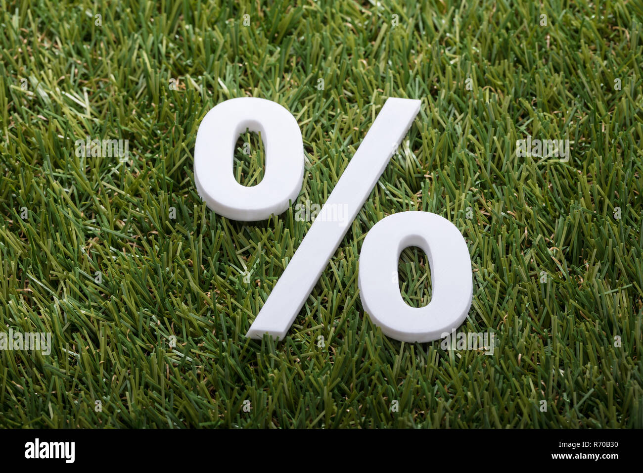 Segno di percentuale su erba verde Foto Stock