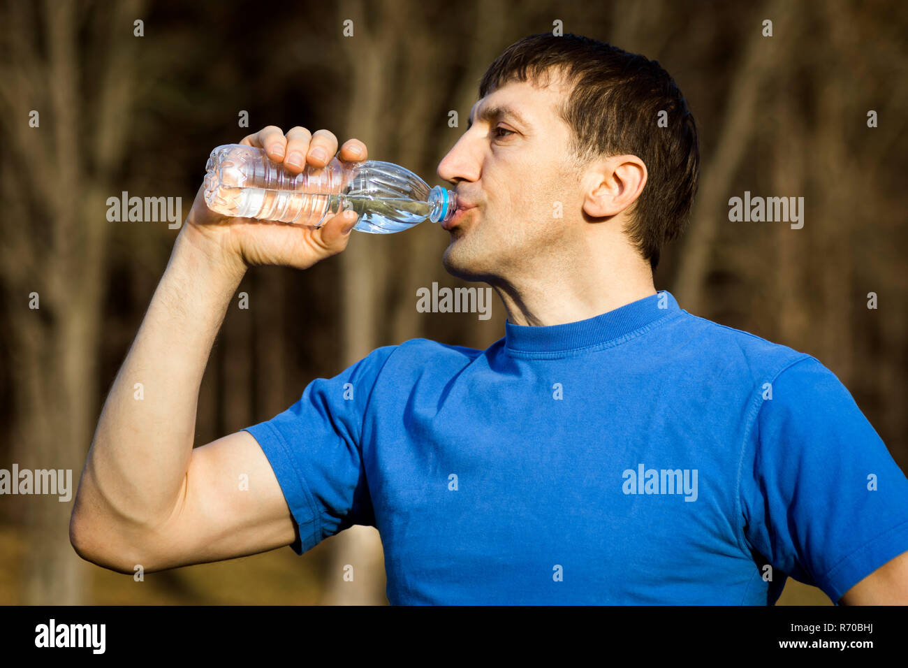 Uomo di acqua potabile Foto Stock