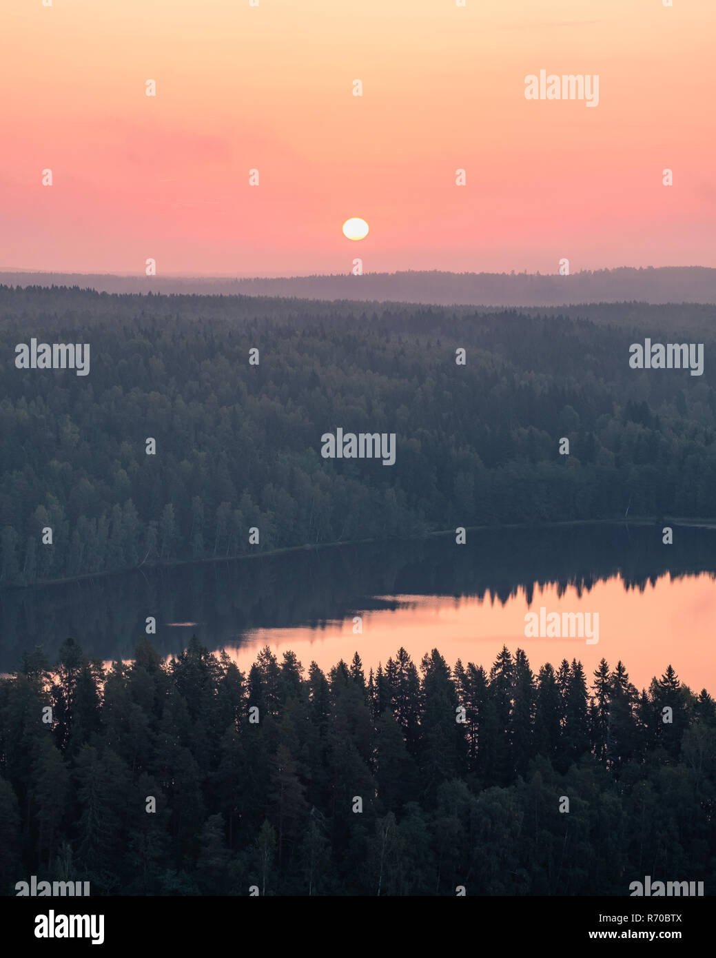 New Scenic 5 posti angolo alto paesaggio con sunrise, laghi e foreste in autunno la mattina in Finlandia Foto Stock