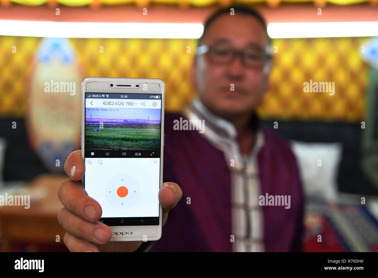 (181207) -- PECHINO, 7 dicembre, 2018 (Xinhua) -- Pastore Wang Chuge visualizza le app di intelligente sistema di pascolo sul suo smartphone in Otog Banner, a nord della Cina di Mongolia Interna Regione Autonoma su luglio 27, 2017. Negli ultimi 40 anni, i progressi tecnologici hanno portato cambiamenti radicali per le vaste praterie della Mongolia Interna Regione Autonoma, che occupa più del 12 percento della Cina al terreno. Tecnologie compresa fra l'alimentazione automatica e macchine da bere a smart recinzioni e controllati a distanza i sistemi di irrigazione hanno non solo ha reso la vita dei mandriani più facile ma anche sollevato th Foto Stock