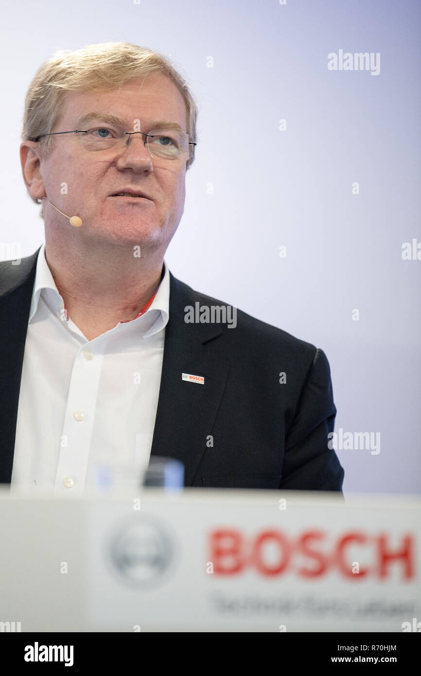 Gerlingen, Germania. 07Th Dec, 2018. Stefan Hartung, Bosch ex membro del consiglio di amministrazione per l'energia e la tecnologia edilizia settore commerciale, parlerà a una conferenza stampa della Bosch di tecnologia edilizia divisione. L energia e la tecnologia edilizia segmento è previsto per generare una il due per cento di aumento nelle vendite di quest'anno. Credito: Sebastian Gollnow/dpa/Alamy Live News Foto Stock
