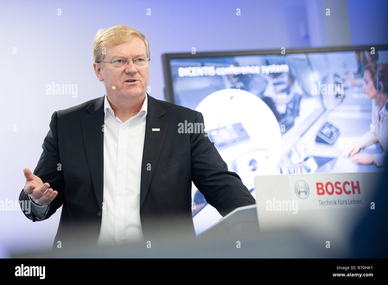 Gerlingen, Germania. 07Th Dec, 2018. Stefan Hartung, Bosch ex membro del consiglio di amministrazione per l'energia e la tecnologia edilizia settore commerciale, parlerà a una conferenza stampa della Bosch di tecnologia edilizia divisione. L energia e la tecnologia edilizia segmento è previsto per generare una il due per cento di aumento nelle vendite di quest'anno. Credito: Sebastian Gollnow/dpa/Alamy Live News Foto Stock