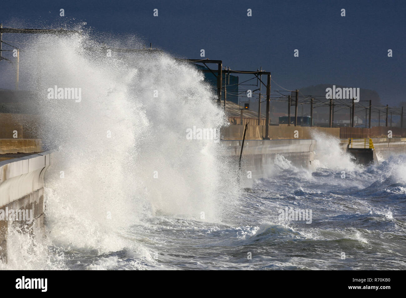 Saltcoats, Scozia. 7 Dic 2018. Regno Unito: Meteo come previsto Storm Deirdre ha flagellato la costa ovest della Scozia con venti fino a gale force 9 causando gravi interruzioni del trasporto e delle cancellazioni per molti traghetti e i servizi ferroviari in tutto il paese. Credito: Findlay/Alamy Live News Foto Stock