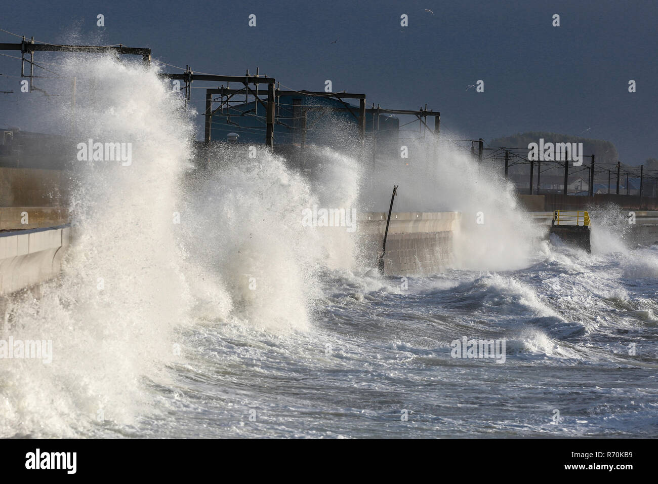 Saltcoats, Scozia. 7 Dic 2018. Regno Unito: Meteo come previsto Storm Deirdre ha flagellato la costa ovest della Scozia con venti fino a gale force 9 causando gravi interruzioni del trasporto e delle cancellazioni per molti traghetti e i servizi ferroviari in tutto il paese. Credito: Findlay/Alamy Live News Foto Stock