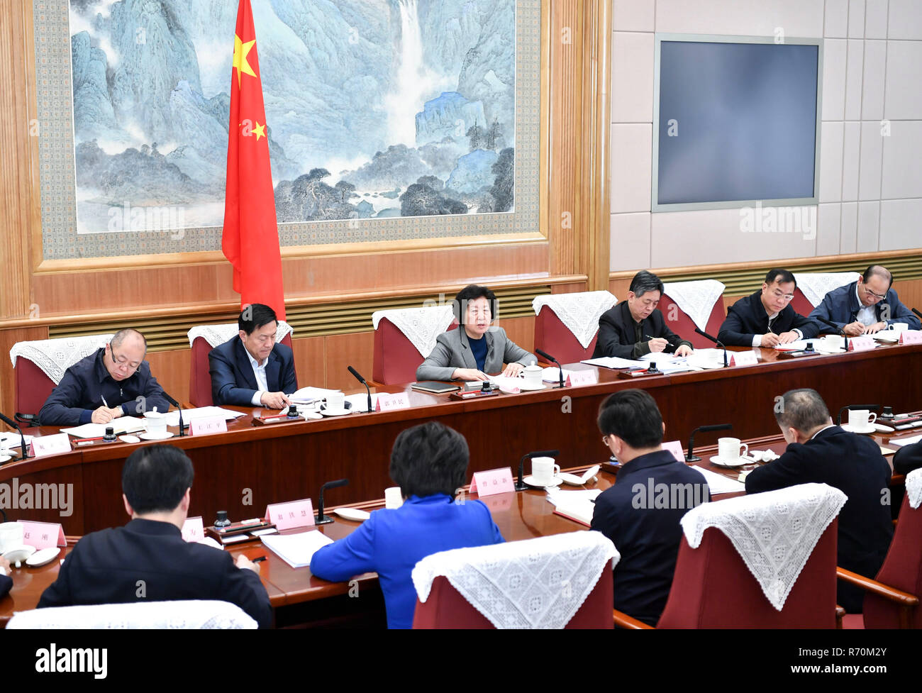 Pechino, Cina. Il 7 dicembre, 2018. Chinese Vice Premier Sun Chunlan parla nel corso di una riunione sul procurement centralizzato della droga al governo a istituzioni di Pechino, capitale della Cina, 7 dicembre, 2018. Sun ha sottolineato la necessità per la gestione centralizzata degli appalti di medicina e orientato al mercato i prezzi dei farmaci in uno sforzo per ridurre gli oneri a carico dei pazienti. Credito: Yin Bogu/Xinhua/Alamy Live News Foto Stock