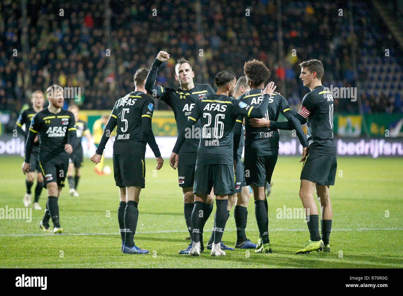 Sittard, Linburg, Paesi Bassi. Il 7 dicembre 2018.Eredivisie, stagione 2018-2019, 07-12-2018, Fortuna Sittard Stadium, AZ giocatore Oussama Idrissi punteggi e celebrare il pernottamento gratuito per bambini da 0 a 2 con i suoi compagni di squadra durante il gioco Fortuna Sittard - AZ. Credito: Pro scatti/Alamy Live News Foto Stock