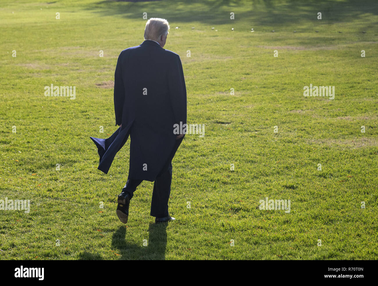 Washington, Distretto di Columbia, Stati Uniti d'America. Il 7 dicembre, 2018. Il Presidente degli Stati Uniti, Trump passeggiate attraverso il South Lawn della Casa Bianca dopo aver commento alla stampa alla Casa Bianca di Washington, DC prima di salire a bordo di un Marine per un viaggio a Kansas City, Missouri il venerdì. Il Presidente ha annunciato che aveva nominato William Barr come procuratore generale per sostituire Jeff sessioni e Heather Nauert per essere il prossimo ambasciatore statunitense alle Nazioni Unite, sostituzione di Nikki Haley. Il Presidente non ha preso tutte le domande. Credito: Ron Sachs/CNP/ZUMA filo/Alamy Live News Foto Stock