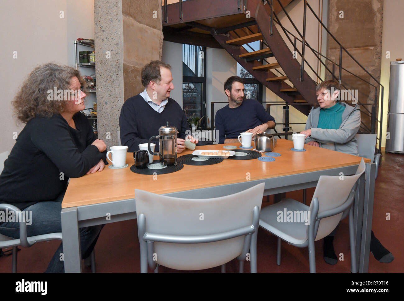 Joachimsthal, Germania. 04 Dic, 2018. Ruth Butterfield (l-r), David Coleman, Adam Bogud e Sarah Phillips, tutti i cittadini britannici vivono nel Brandeburgo, sono seduti nella cucina del Biorama progetto. Barnim ha ora una piccola colonia britannica. I suoi abitanti hanno deliberatamente scelto di Brandeburgo come il loro luogo di residenza nel cuore dell'Europa. Essi hanno tuttavia guardare con preoccupazione al prossimo Brexit, che li incoraggia a non tornare alle loro vecchie patria. Credito: Patrick Pleul/dpa-Zentralbild/ZB/dpa/Alamy Live News Foto Stock