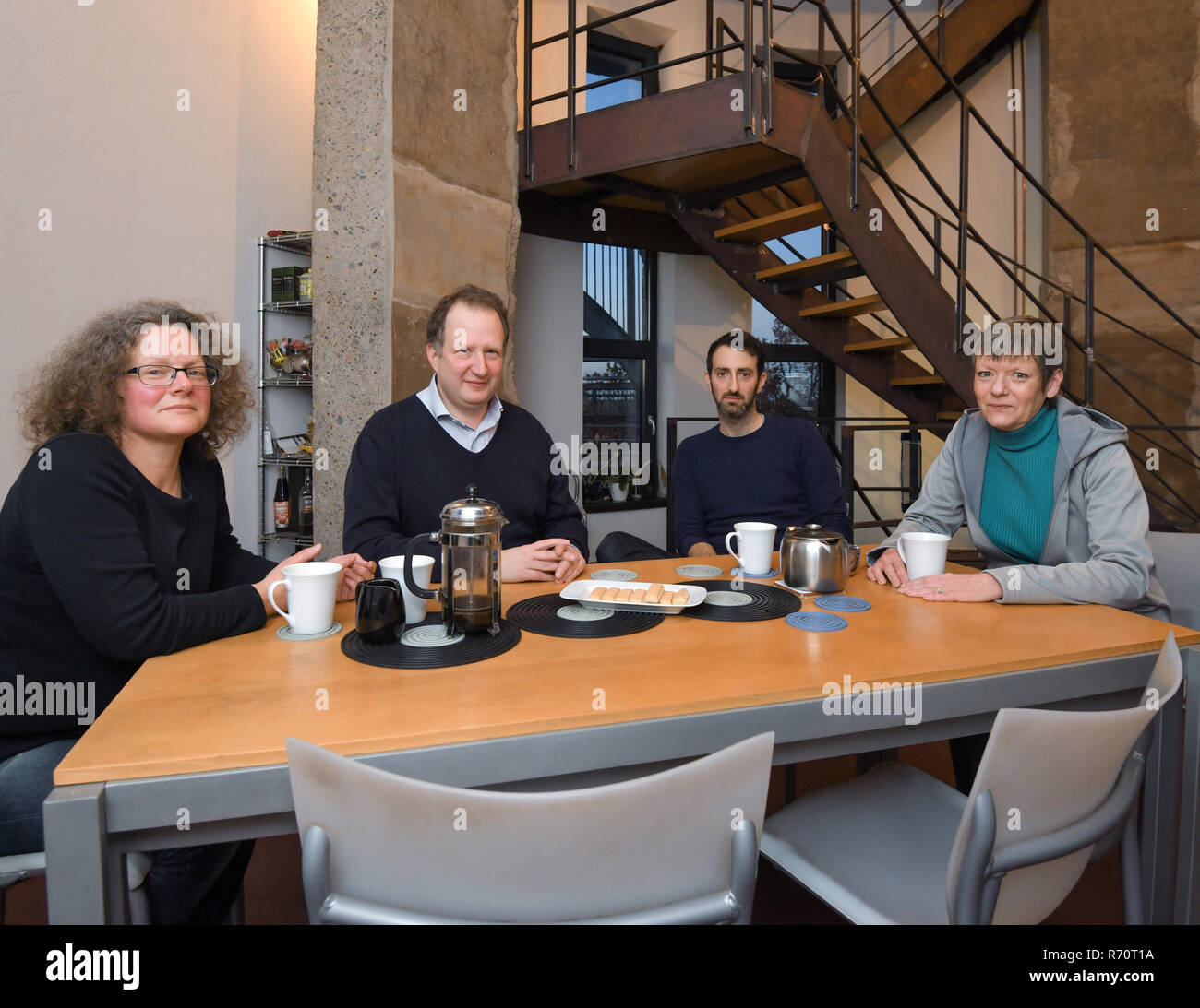 Joachimsthal, Germania. 04 Dic, 2018. Ruth Butterfield (l-r), David Coleman, Adam Bogud e Sarah Phillips, tutti i cittadini britannici vivono nel Brandeburgo, sono seduti nella cucina del Biorama progetto. Barnim ha ora una piccola colonia britannica. I suoi abitanti hanno deliberatamente scelto di Brandeburgo come il loro luogo di residenza nel cuore dell'Europa. Essi hanno tuttavia guardare con preoccupazione al prossimo Brexit, che li incoraggia a non tornare alle loro vecchie patria. Credito: Patrick Pleul/dpa-Zentralbild/ZB/dpa/Alamy Live News Foto Stock