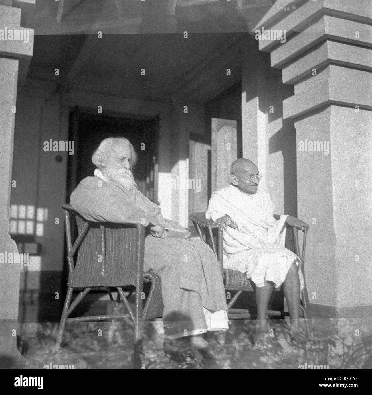 Mahatma Gandhi con il poeta Rabindranth Tagore a Santiniketan, Calcutta, Kolkotta, Bengala Occidentale, febbraio 1940, vecchia immagine del 1900 vintage Foto Stock