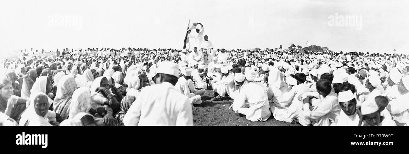 Mahatma Gandhi in una riunione a Bharathan, Surat, Gujarat, India, aprile 1930, vecchia immagine dell'annata 1900s Foto Stock