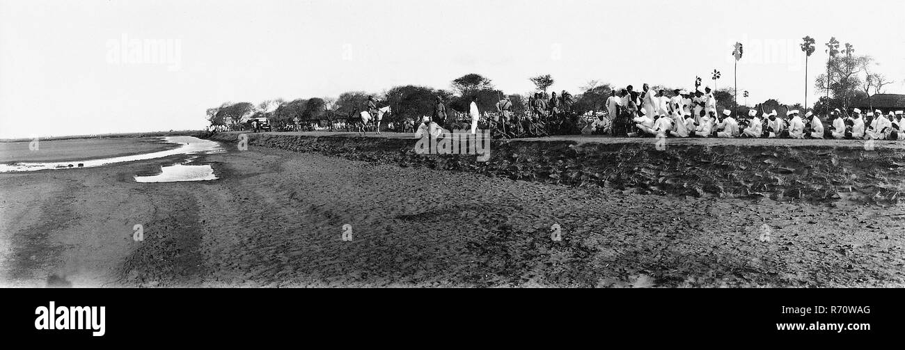 Mahatma Gandhi sale agitazione, sale satyagraha, Dandi marzo, Dandi satyagrah, raid di massa del deposito di sale a Dandi, Gujarat, India, 21 maggio 1930, vecchia immagine del 1900 vintage Foto Stock