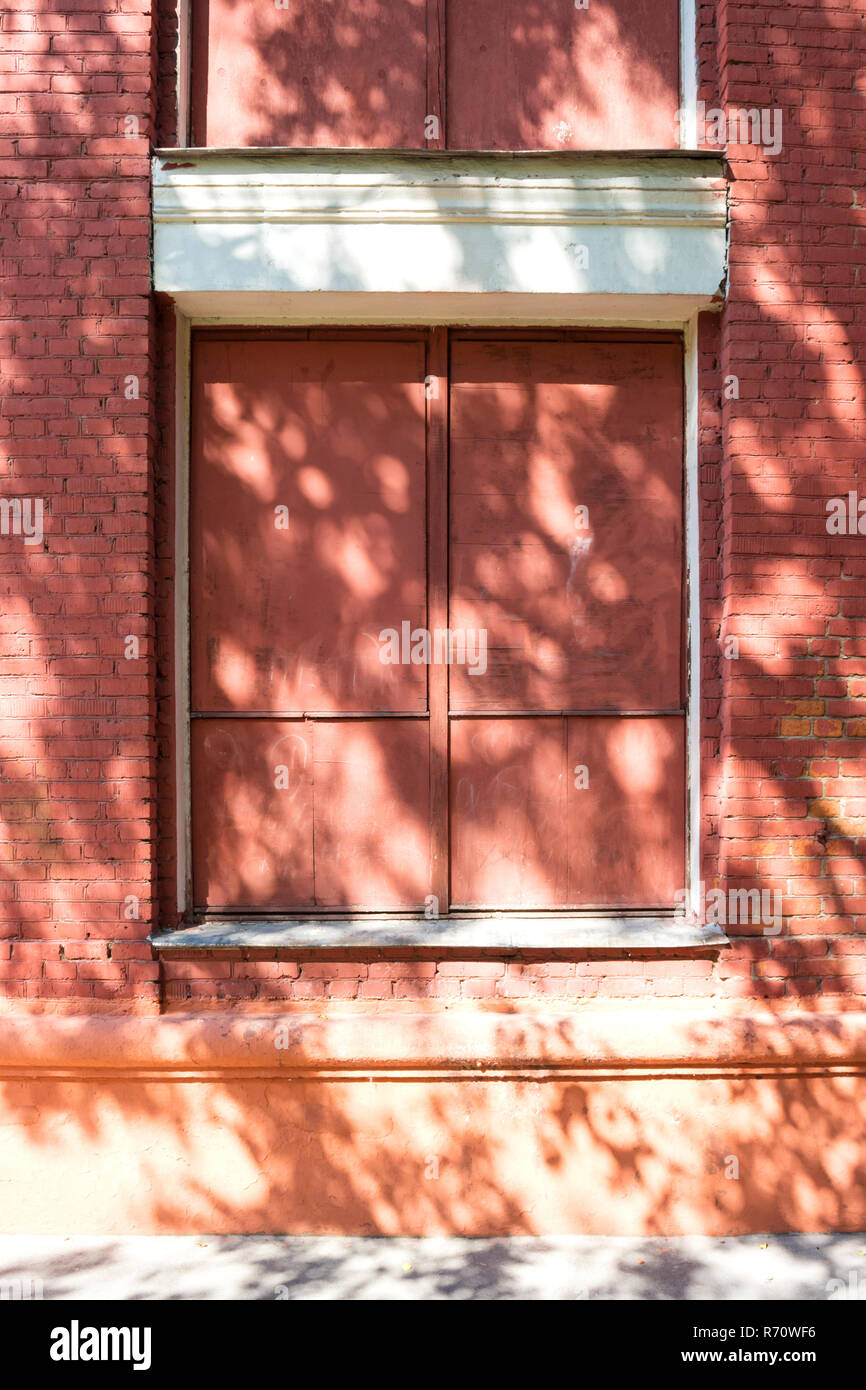 In metallo ricoperto di vetro in una vecchia casa in mattoni rossi sulla giornata di sole Foto Stock