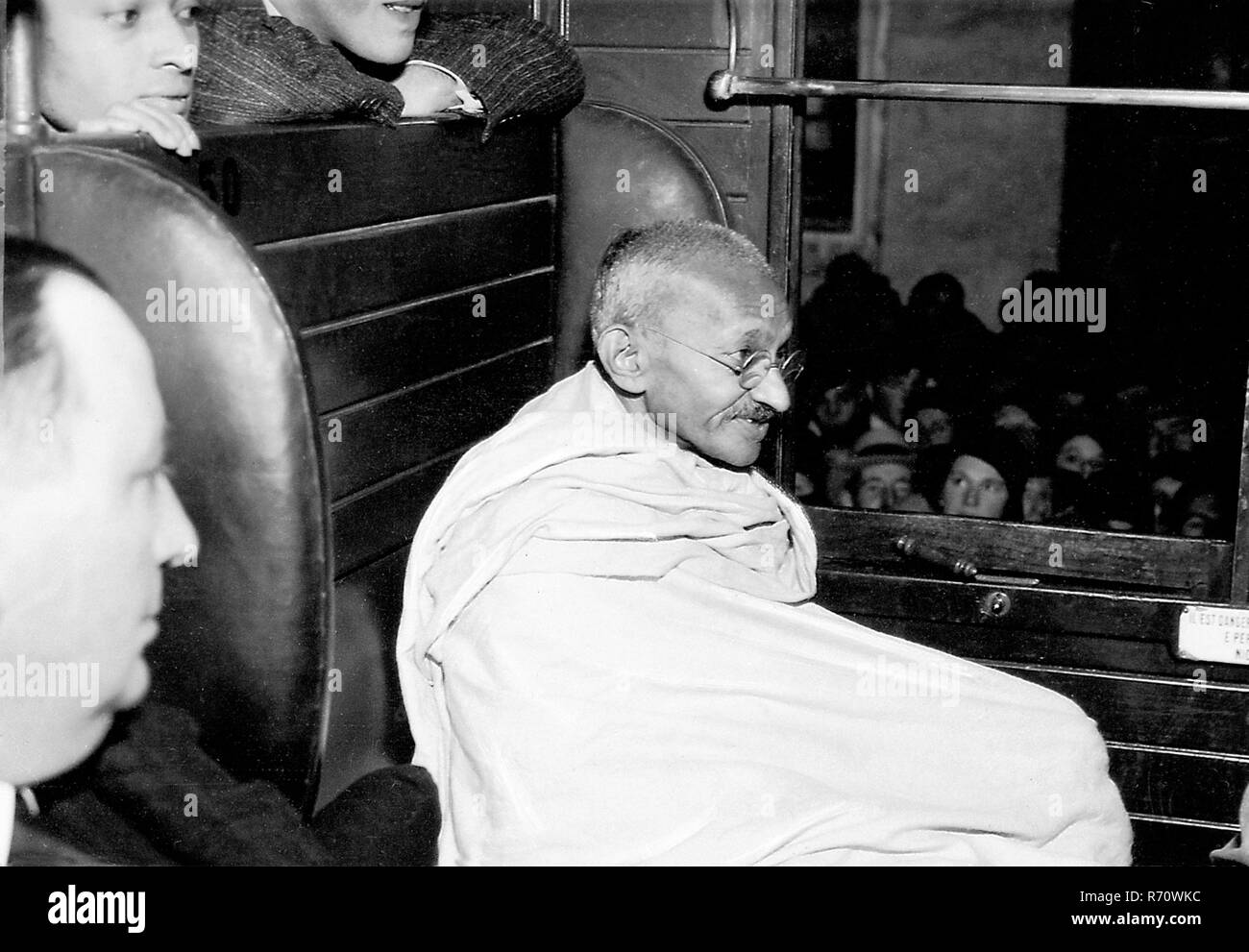 Mahatma Gandhi in compartimento di terza classe a Montreux, Francia, nel suo viaggio da Parigi in Svizzera, Europa, 5 dicembre 1931, vecchia immagine del 1900 Foto Stock